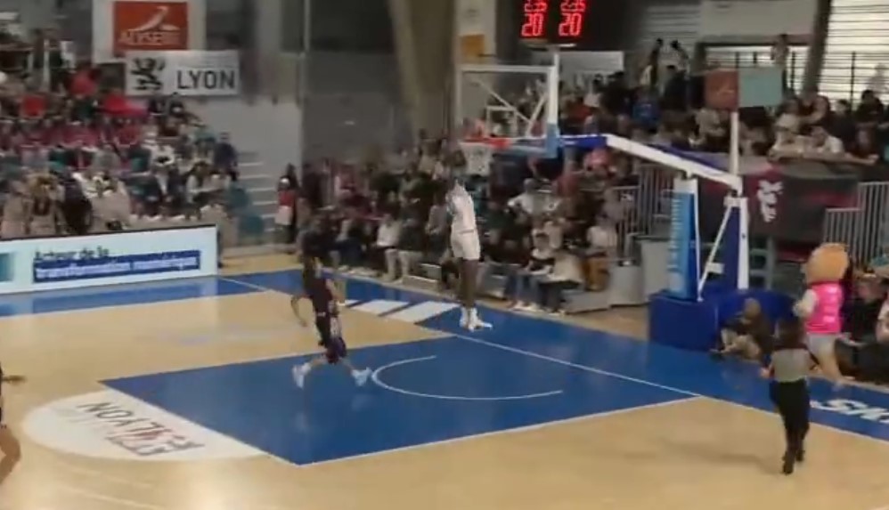 Dominique Malonga, première Française à dunk dans un match !