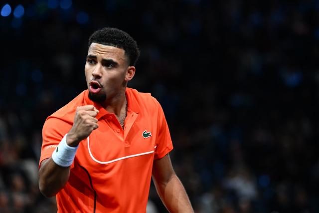 Arthur Fils remporte son premier match au Rolex Paris Masters