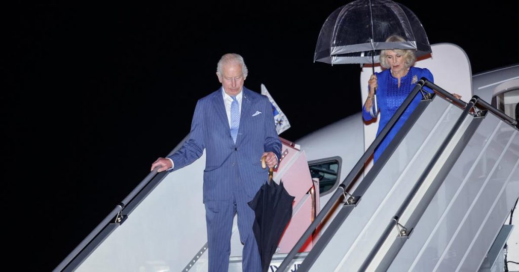 en images, la modeste arrivée du couple royal sous des parapluies