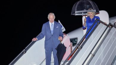 en images, la modeste arrivée du couple royal sous des parapluies