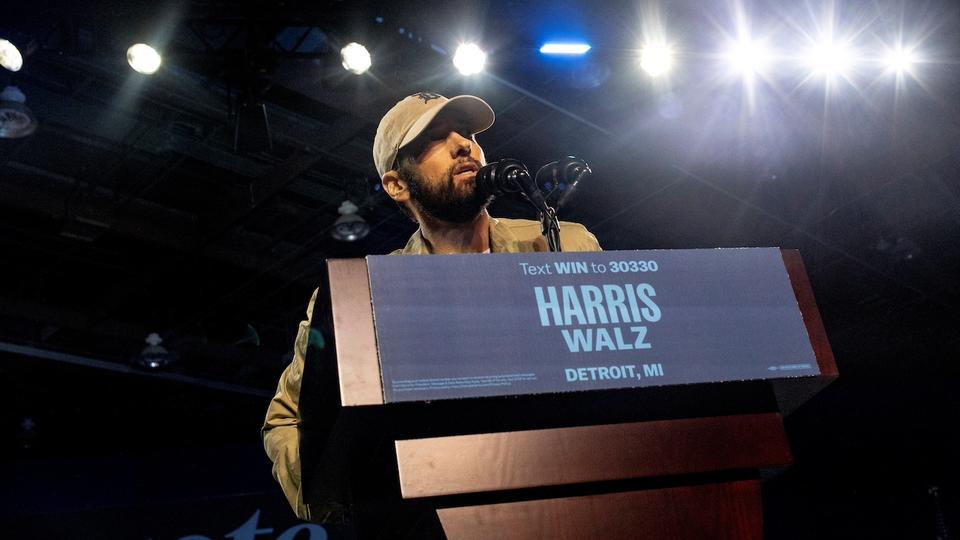 Eminem soutient Kamala Harris et Barack Obama dans leurs raps sur « Lose Yourself » lors du rassemblement de Détroit