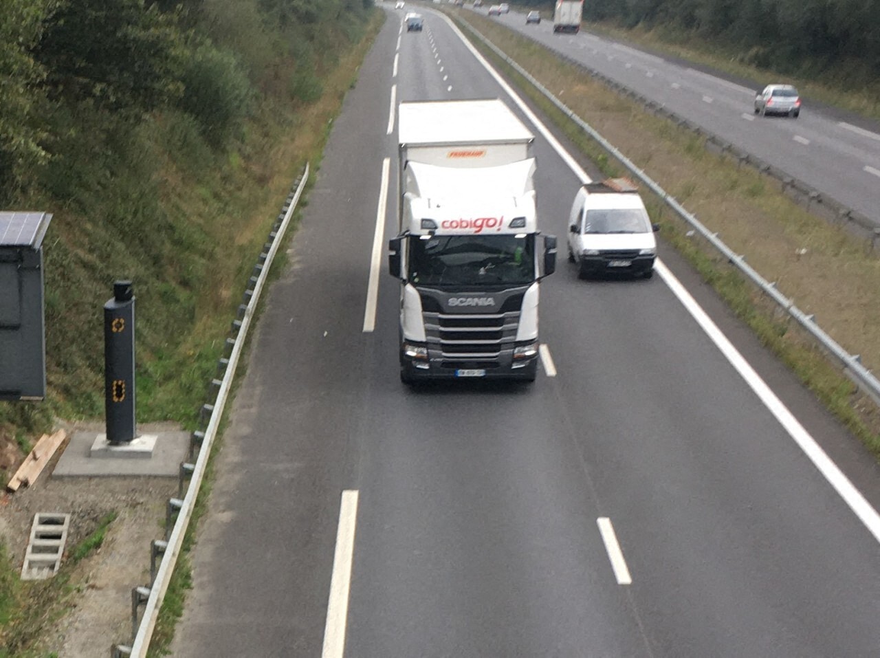 Un passager d’une voiture décède après le lancement d’un projectile depuis un pont