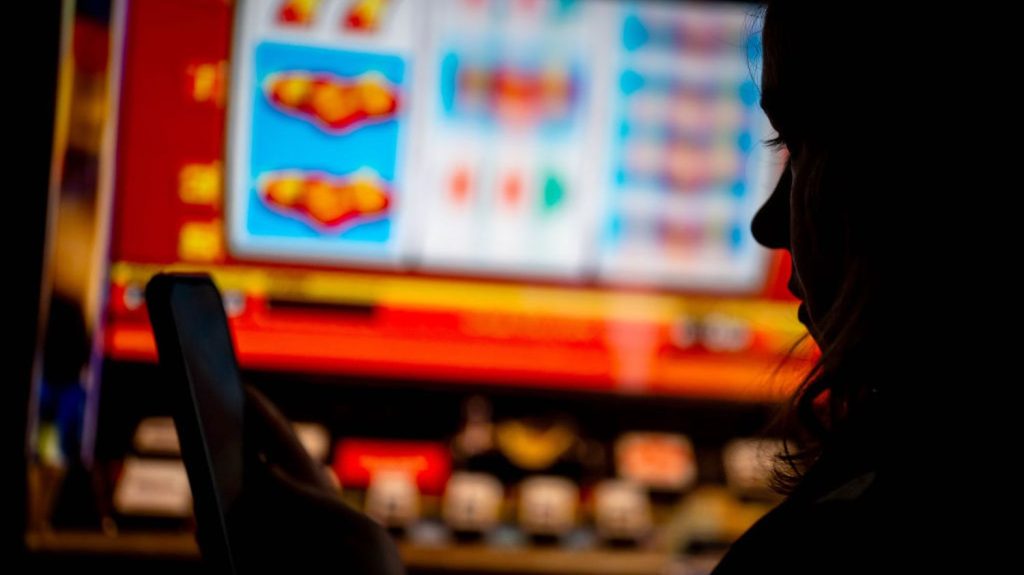 pourquoi la légalisation des casinos en ligne, souhaitée par le gouvernement, fait débat