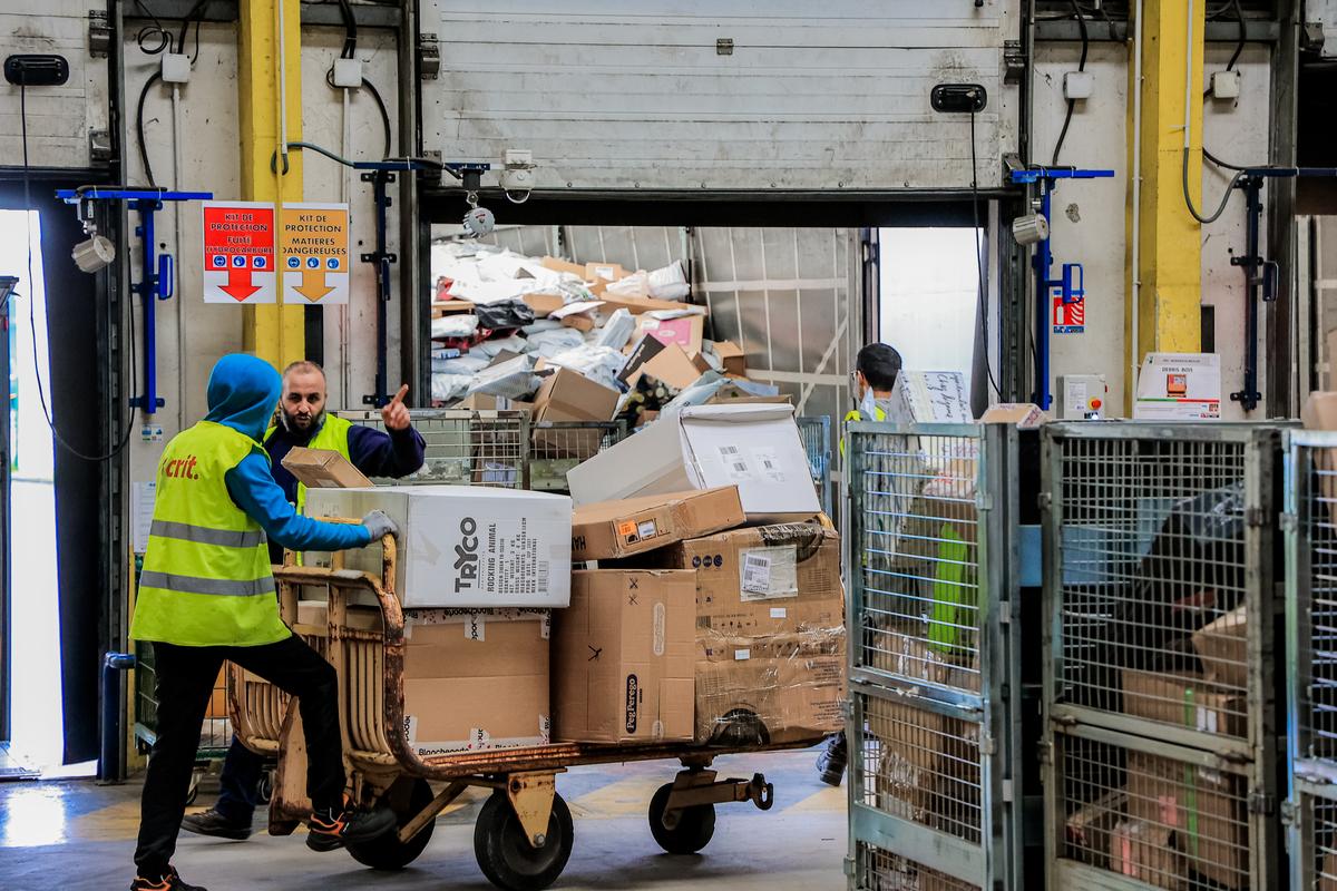 Près d’un quart des colis gérés par La Poste proviennent des plateformes chinoises Temu et Shein