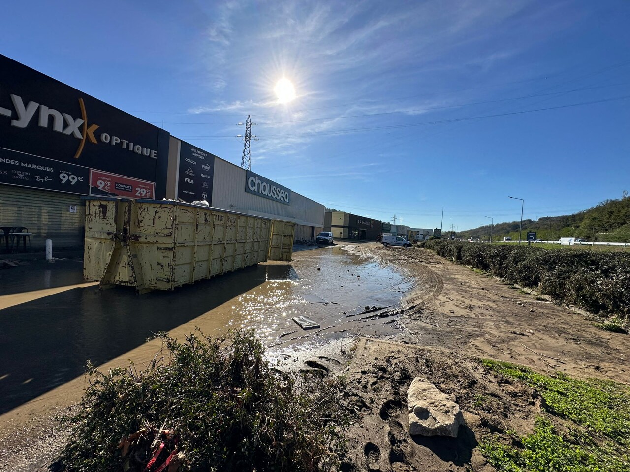 Près de Lyon. Après les inondations à Givors, les trois frères pillent le magasin ravagé