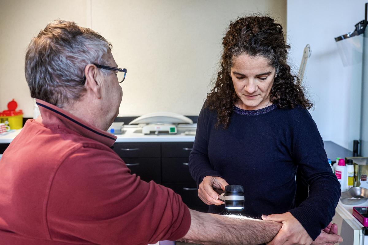 Ils détectent les cancers, les brûlures : comment les médecins généralistes compensent le manque de dermatologues en Charente