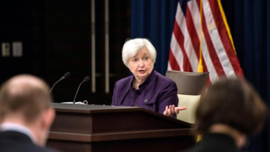 L’humour du ciel. Pendant que Janet Yellen parle de la force du dollar… les armoiries officielles tombent.