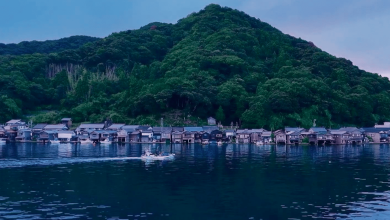 l’authenticité du port d’Ine, village perché sur les flots, menacé par le tourisme de masse ?