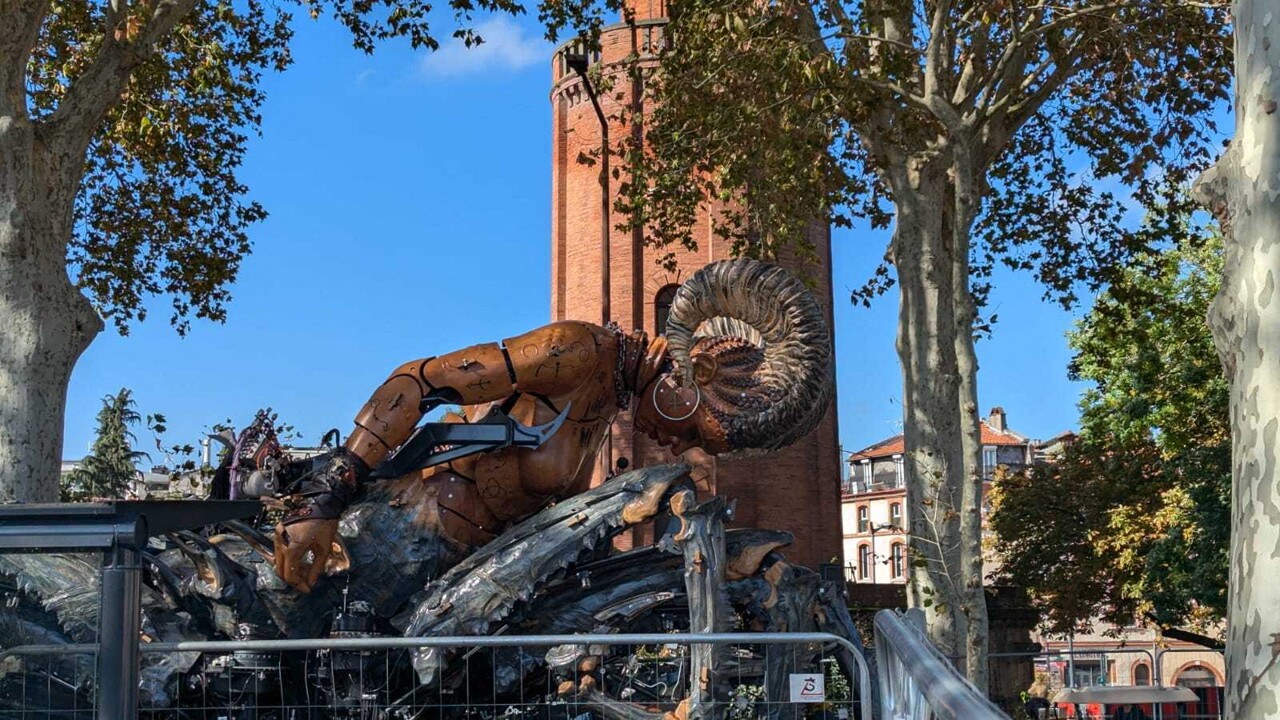 Salon des machines à Toulouse. Les premières images des machines géantes arrivant en centre-ville