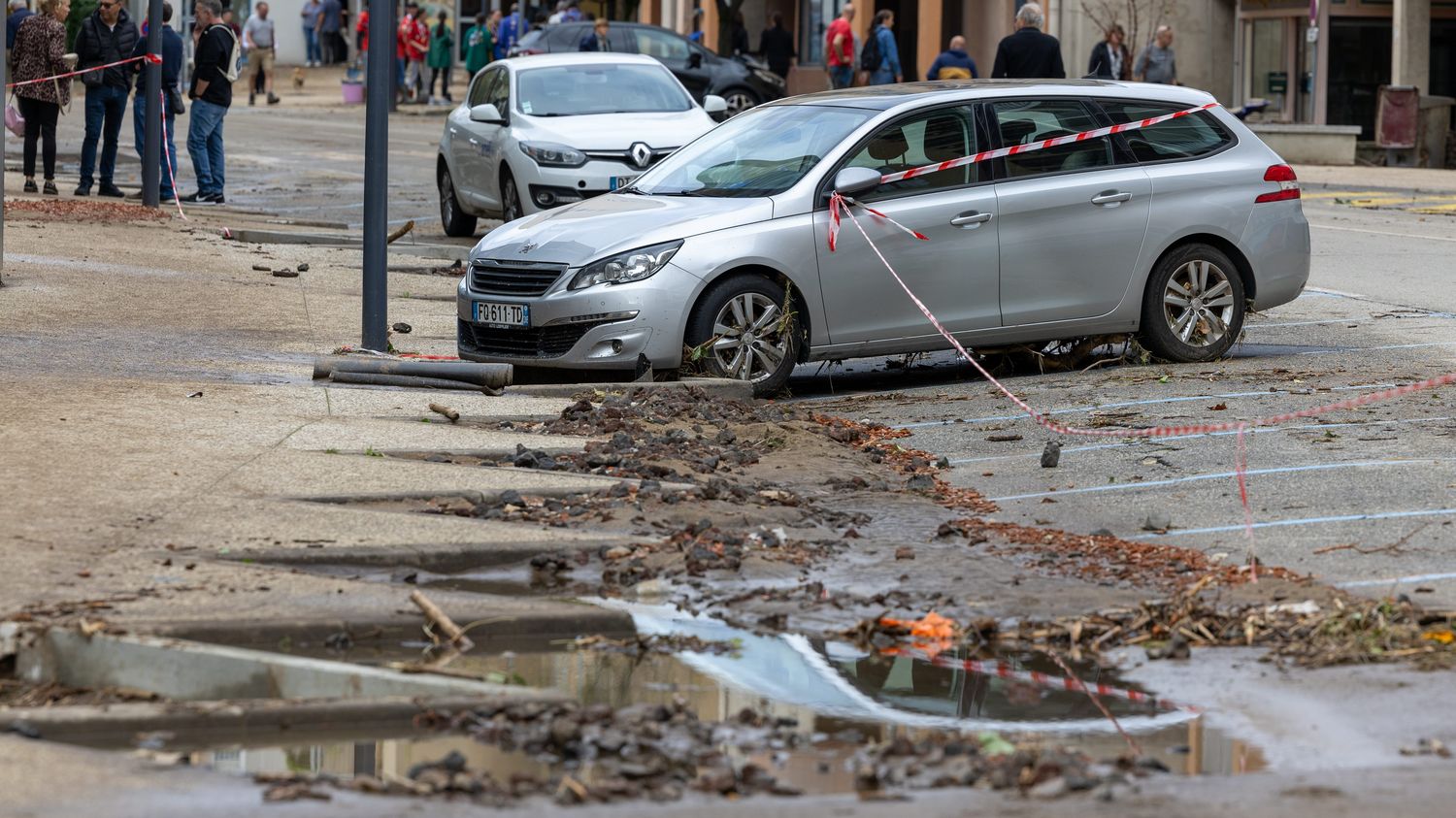 une femme se suicide en tombant dans un trou formé par les inondations