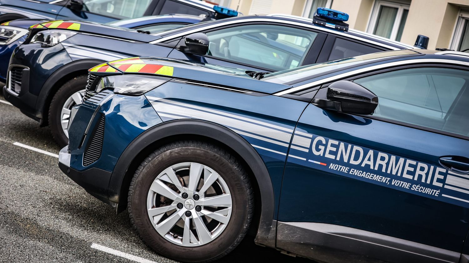 un jeune homme de 21 ans tué sur la route après avoir reçu un bloc de béton lancé depuis un pont