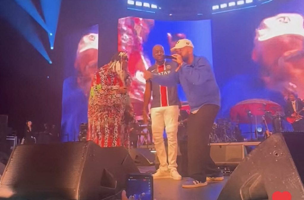 Impressionnés par ses freestyles, The Fugees invitent le rappeur Oli sur scène à Paris