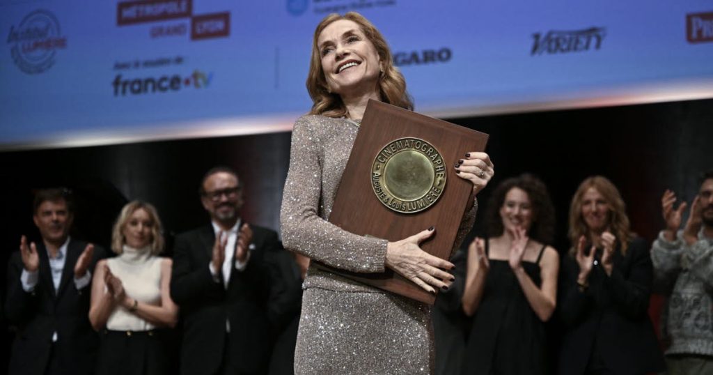 En images. Devant une foule de stars et avec « une immense émotion », Isabelle Huppert a reçu le Prix Lumière