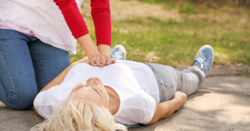 la peur de toucher les seins coûte des vies