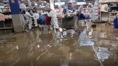 À l’intérieur du magasin Carrefour dévasté, des salariés inquiets