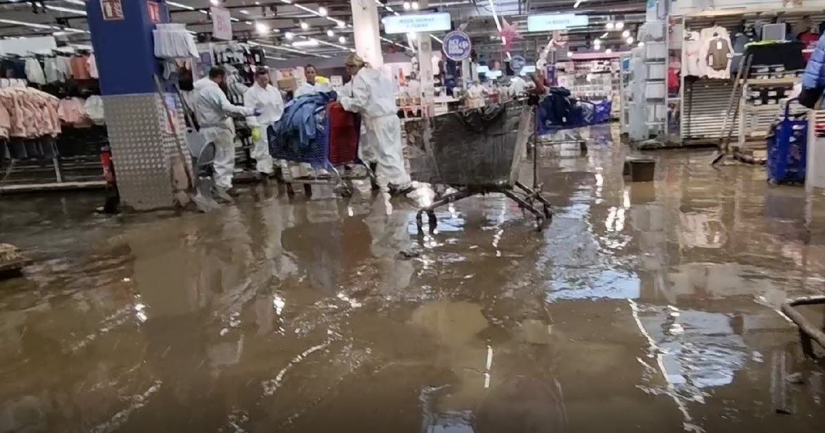 À l’intérieur du magasin Carrefour dévasté, des salariés inquiets