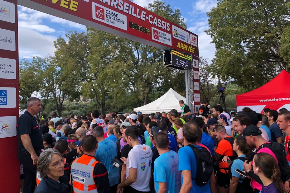 la colère des coureurs de Marseille-Cassis pris dans un embouteillage humain à l’arrivée