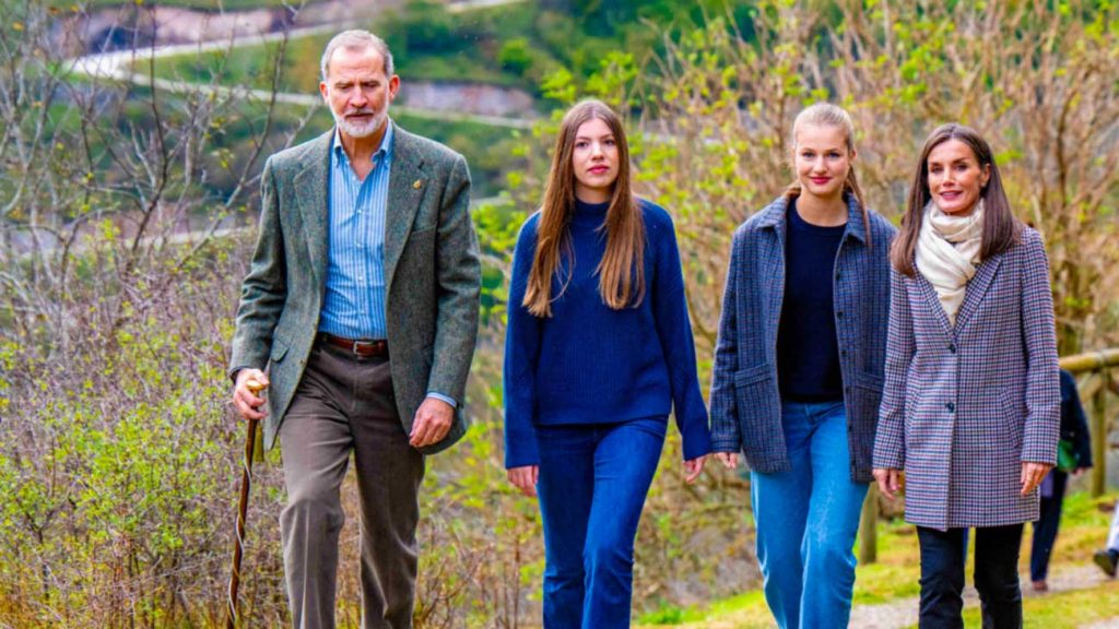 La princesse Leonor emmène sa famille sur les hauteurs des Picos de Europa, à la découverte du village exemplaire des Asturies