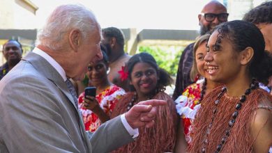 Le roi Charles III visite l’Opéra de Sydney et rencontre les aborigènes