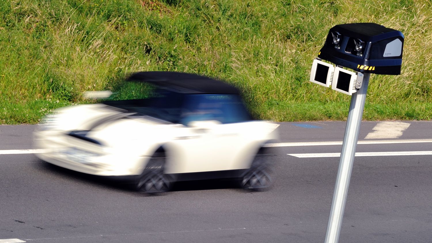 Téléphone au volant, ceinture de sécurité, distances… Le gouvernement veut introduire trois nouvelles infractions avec l’utilisation de l’IA dans les radars