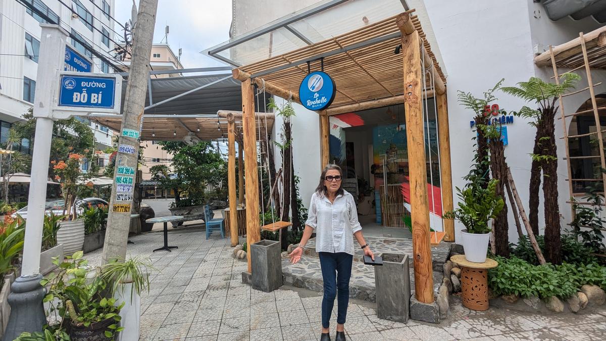 après avoir vécu une partie de sa vie en Charente-Maritime, elle ouvre son restaurant La Rochelle Bistro au Vietnam