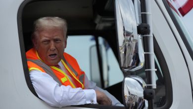 Donald Trump monte dans un camion poubelle après la gaffe de Joe Biden