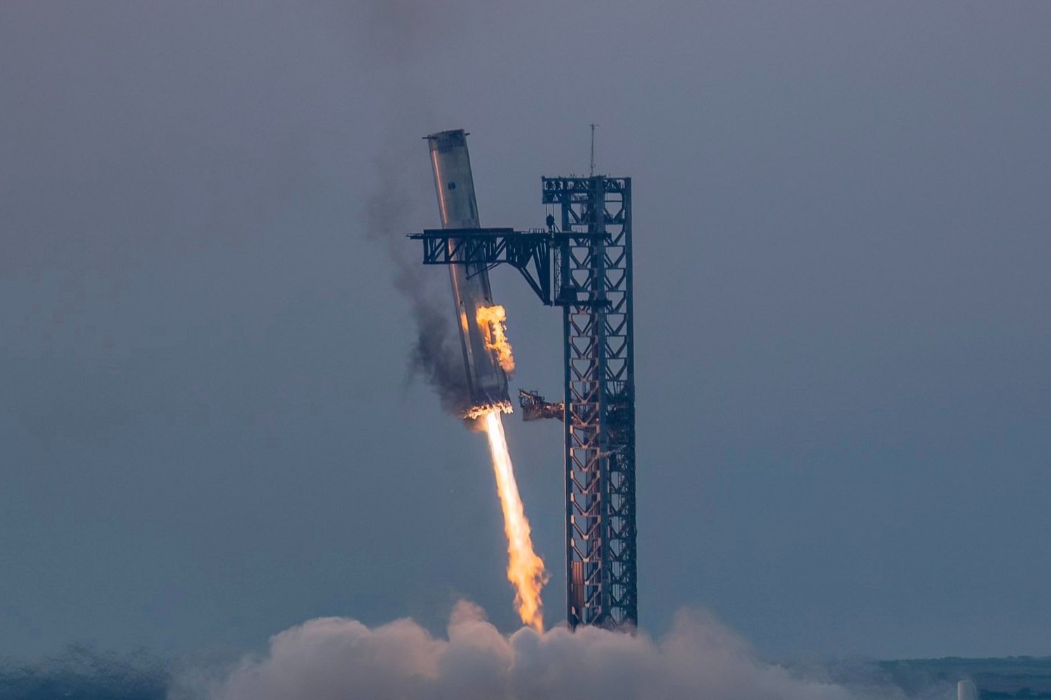 pourquoi SpaceX doit attraper ses fusées en plein vol