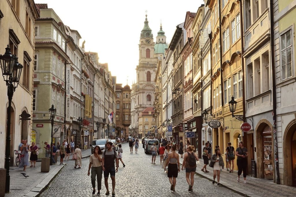 Prague interdit les tournées des bars pour attirer des touristes plus cultivés