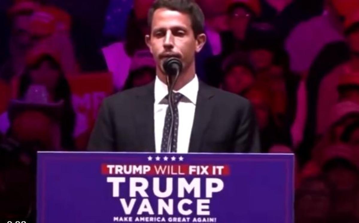 L’« île flottante des déchets » de Tony Hinchcliffe peut-elle faire perdre Donald Trump ?