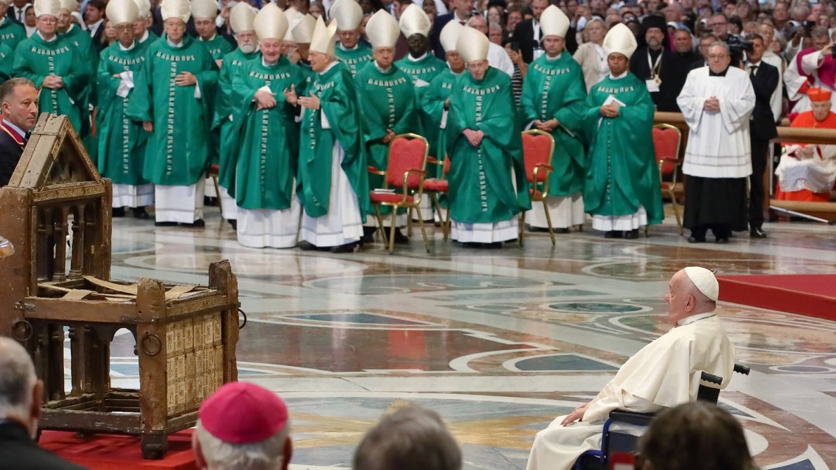 Caché au public pendant 150 ans, le pape expose le trône millénaire de Saint-Pierre