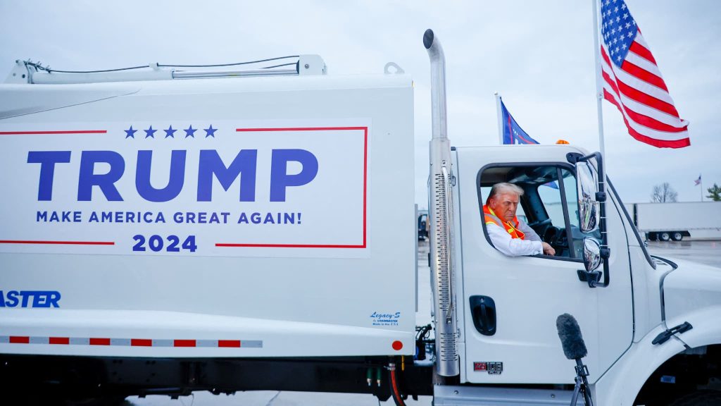 Trump apparaît à bord d’un camion poubelle, après la gaffe de Biden sur ses électeurs