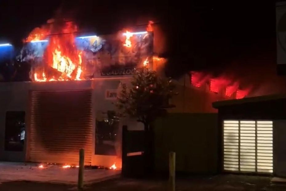 Violent incendie dans un magasin d’auto à Jarry/Baie-Mahault avec risque de propagation