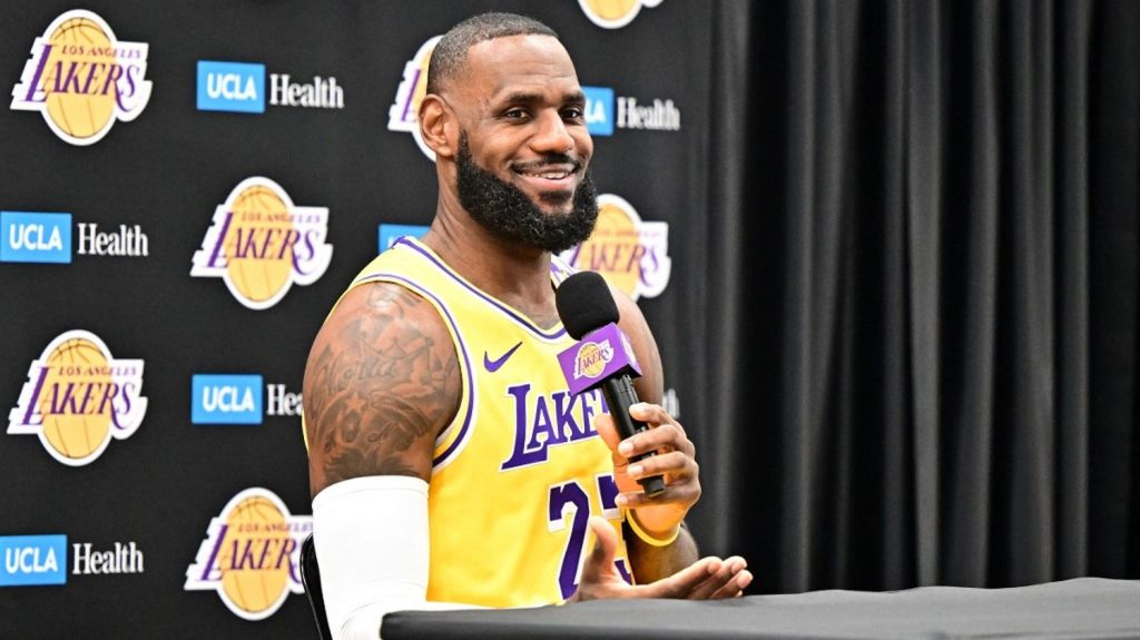 La star du basket LeBron James appelle à voter pour Kamala Harris