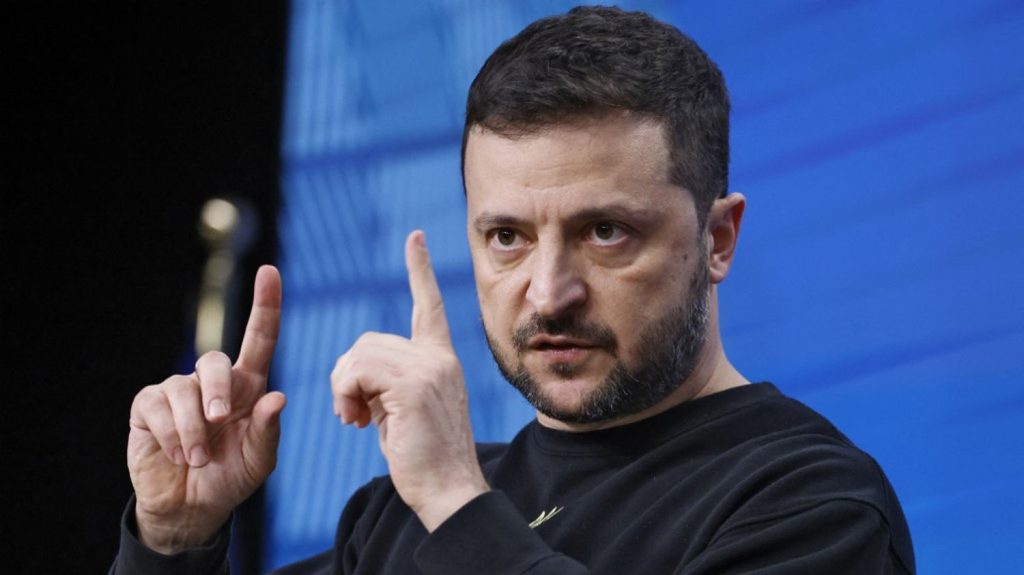 Volodymyr Zelensky dit vouloir que la guerre se termine en 2025 par des « moyens diplomatiques », mais seulement si « l’Ukraine n’est pas seule »