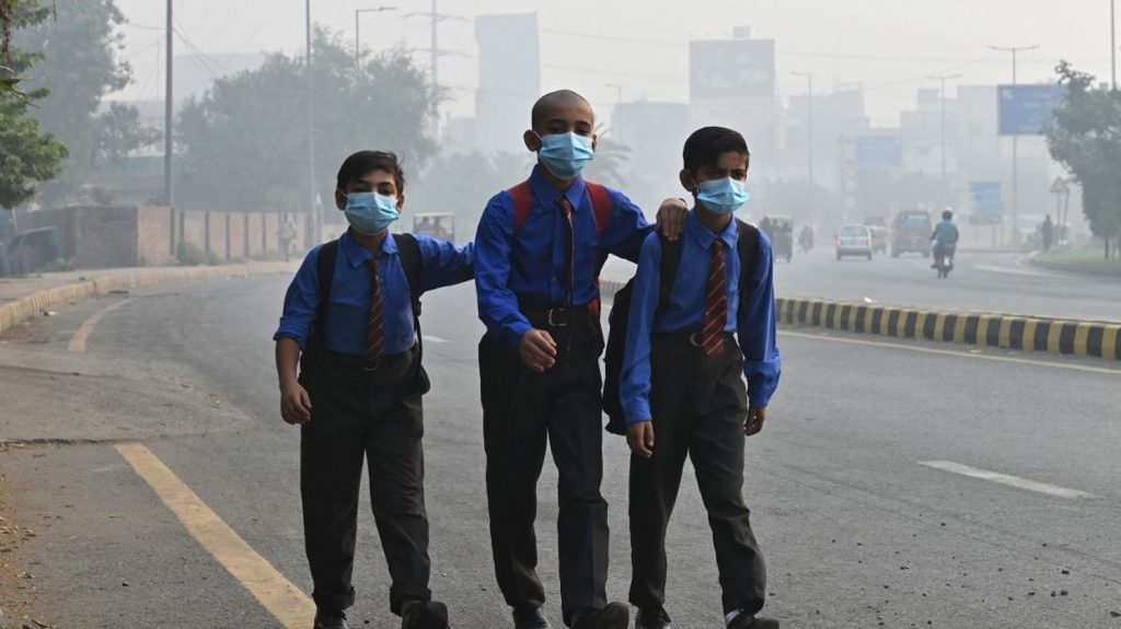 Au Pakistan, la ville de Lahore ferme ses écoles pendant une semaine en raison d’une pollution record