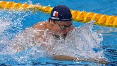 Léon Marchand remporte le 400 m quatre nages et termine deuxième du 200 m nage libre à Singapour