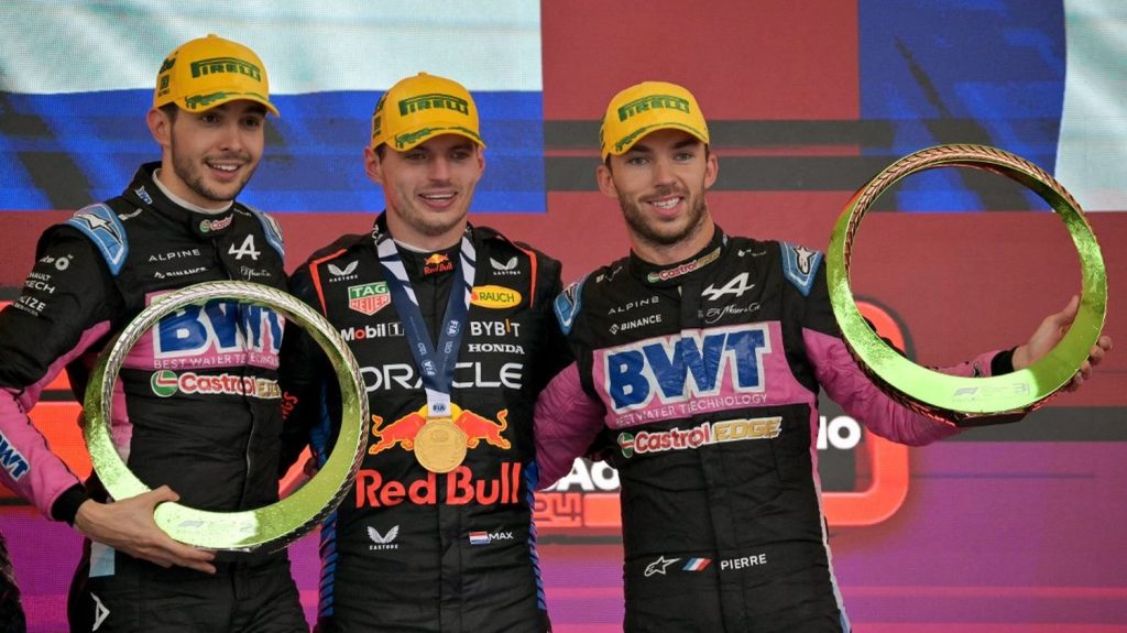 Max Verstappen remporte le Grand Prix du Brésil, les Français Esteban Ocon et Pierre Gasly complètent le podium au terme d’une course folle