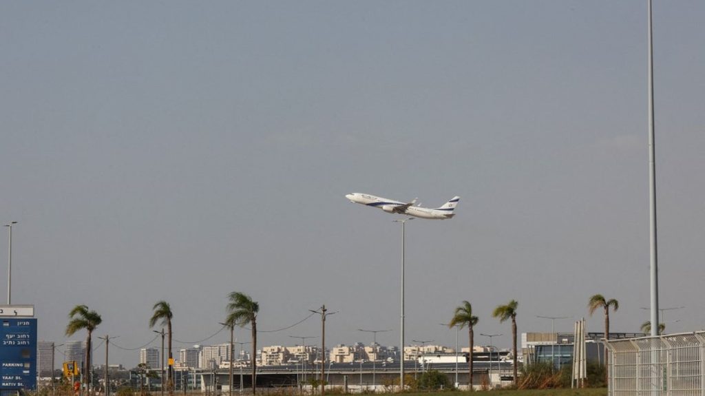 un premier avion transportant des partisans israéliens a atterri à Tel Aviv