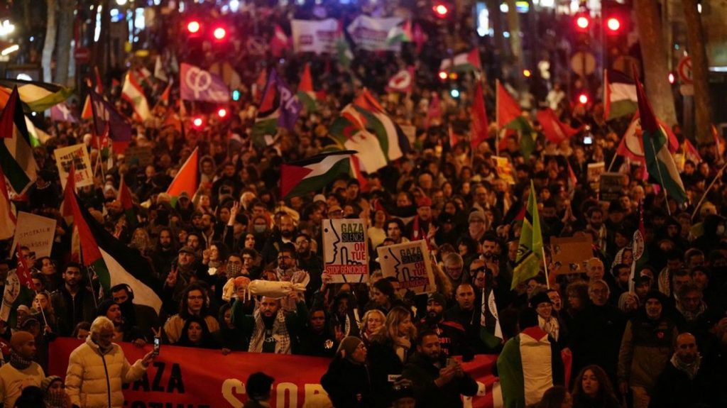 des milliers de manifestants à Paris contre le gala « Israël est éternel »