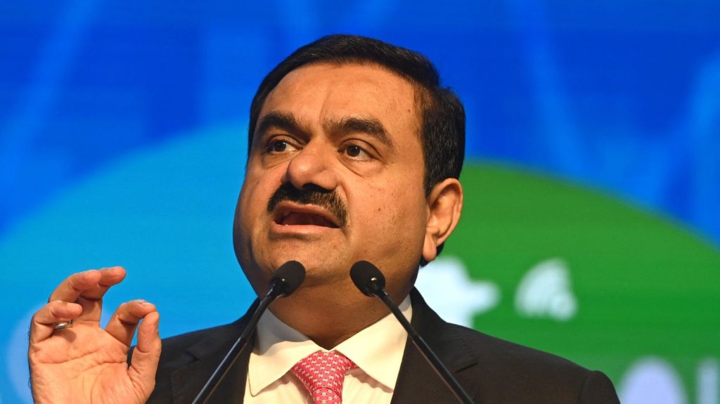 Le magnat indien Gautam Adani inculpé pour corruption aux Etats-Unis, son groupe chute en bourse