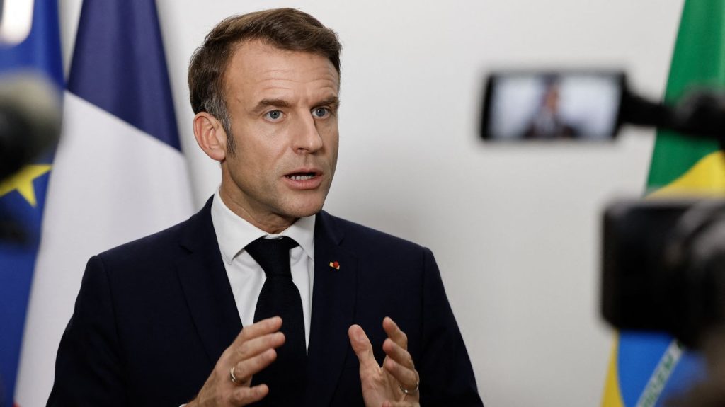 Emmanuel Macron dénonce la « posture d’escalade » de la Russie et appelle Vladimir Poutine « à la raison »