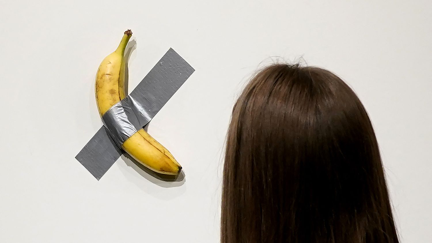 Une banane proclamée œuvre d’art vendue 6,2 millions de dollars à New York