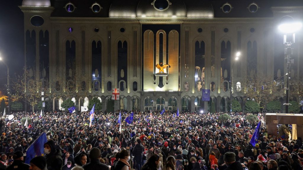 des milliers de manifestants pro-UE se rassemblent à nouveau à Tbilissi