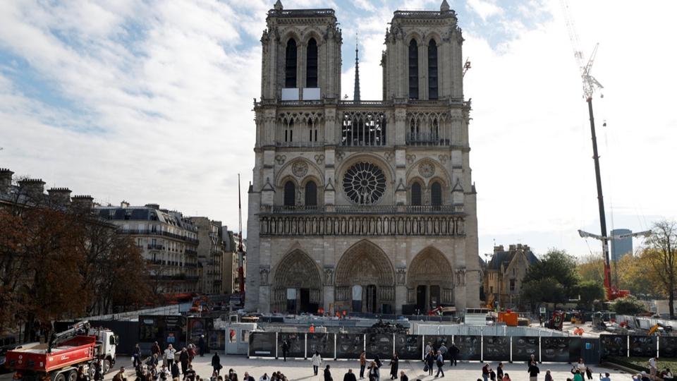 Emmanuel Macron prononcera son discours sur la place, et non dans la cathédrale