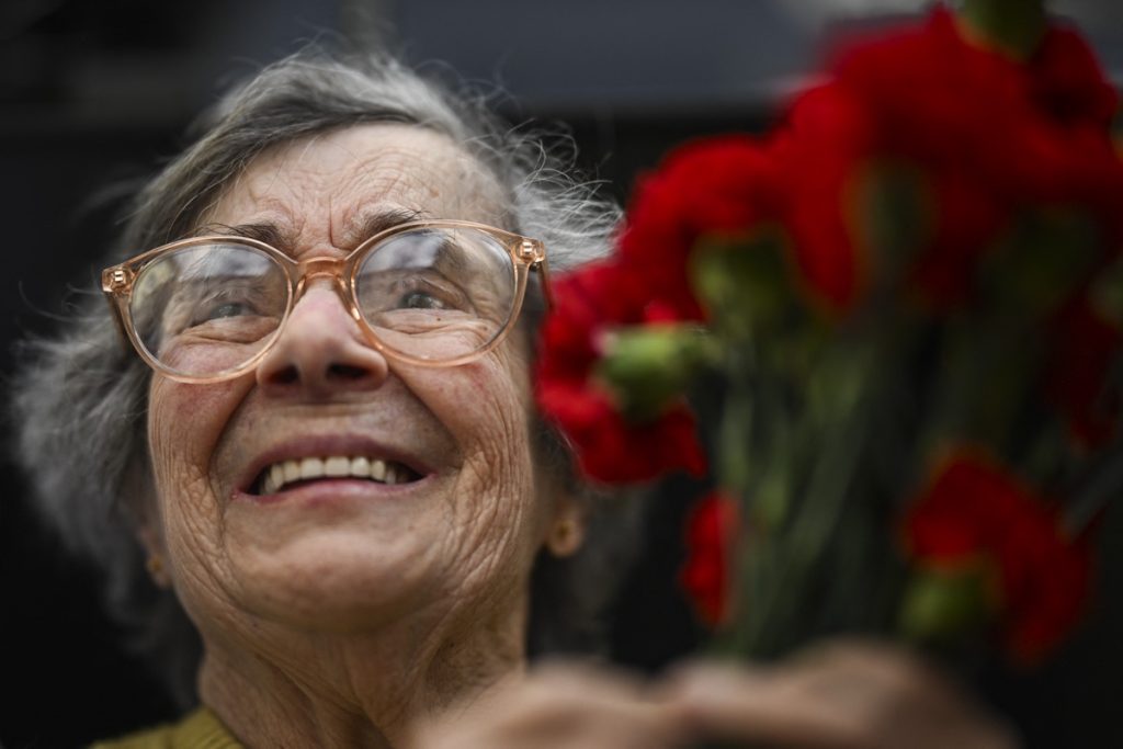 Mort de « la dame aux œillets », symbole de la révolution de 1974 au Portugal