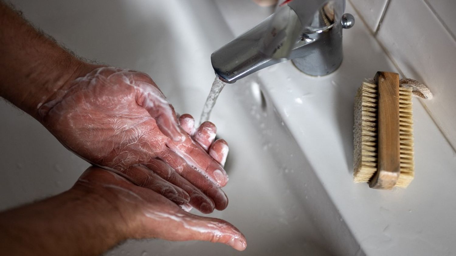 : Vrai ou faux Le lavage des mains est-il le geste barrière « le plus efficace » contre les virus hivernaux, comme le prétend le ministère de la Santé ?