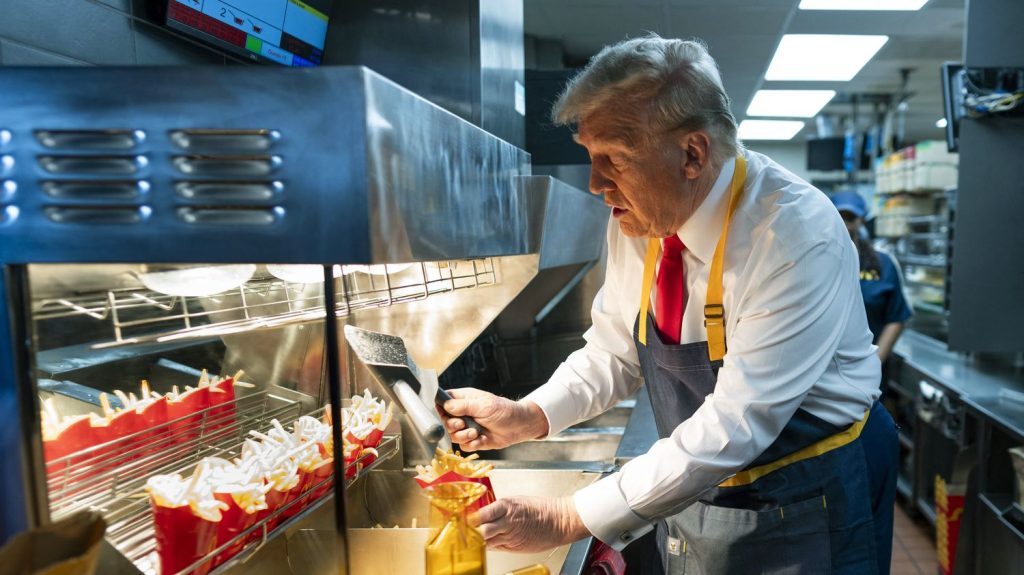 Après avoir promis de « rendre l’Amérique saine », Donald Trump et Robert Kennedy Jr posent devant les hamburgers et frites McDonald’s