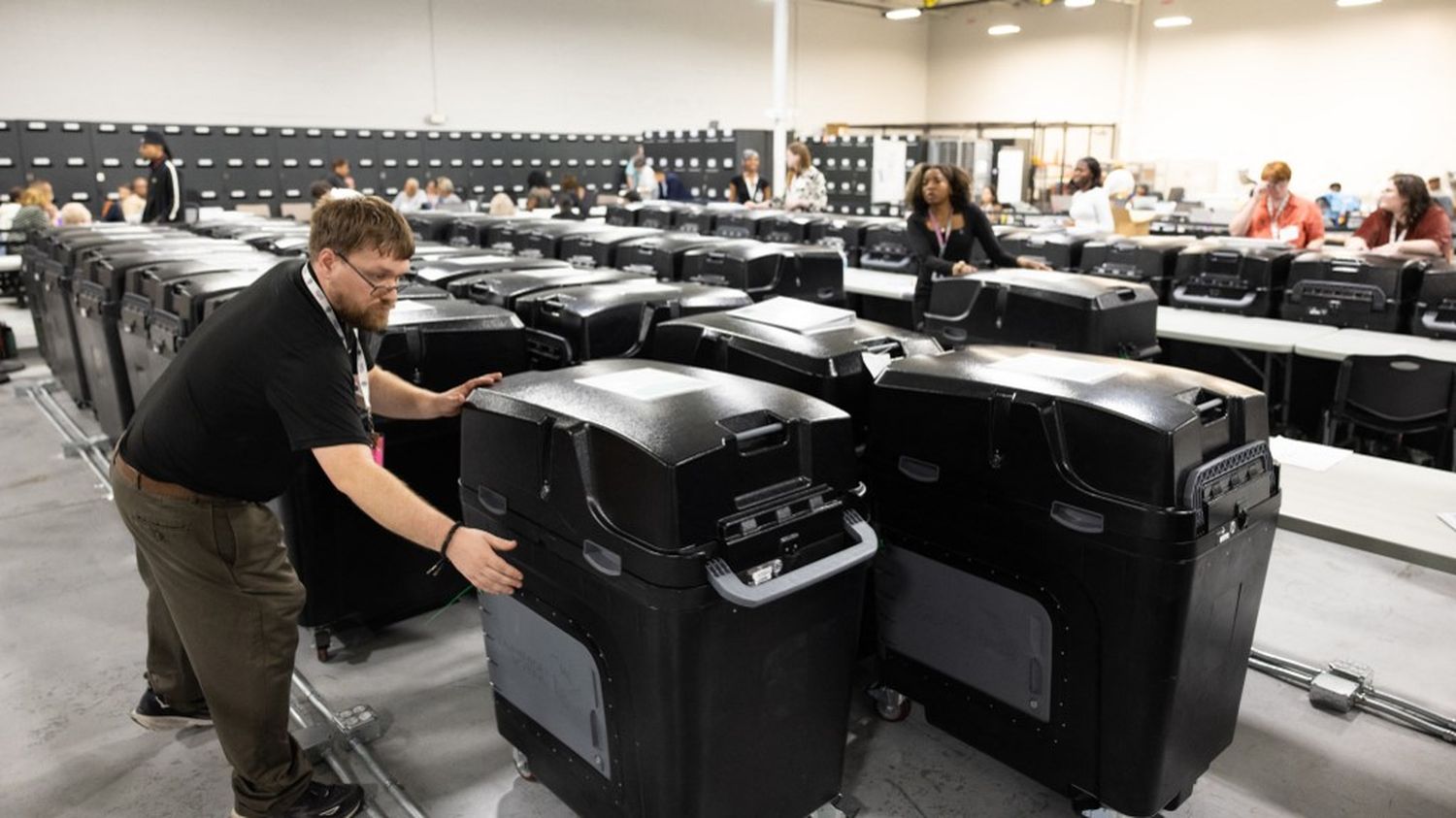 De fausses alertes à la bombe imputées à la Russie perturbent brièvement le vote américain