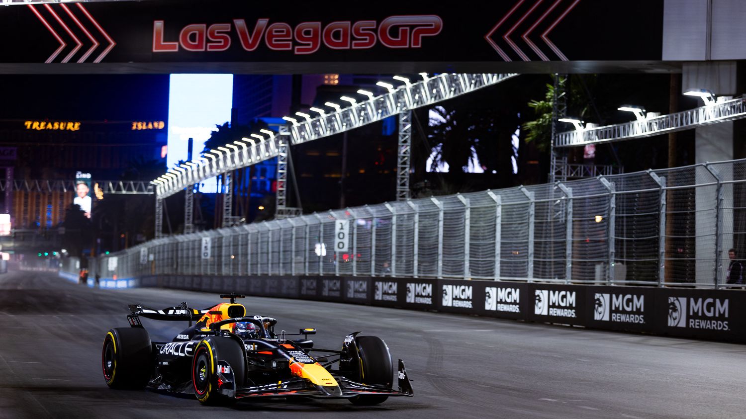 Max Verstappen entre dans l’histoire avec son 4e titre mondial, doublé pour Mercedes… Revivez le GP de Las Vegas