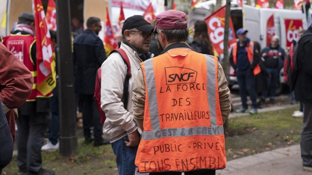 pourquoi les syndicats des cheminots appellent à un arrêt de travail jeudi et à une grève illimitée à partir du 11 décembre